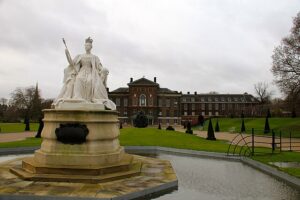 statue of queen victoria at kensington palace